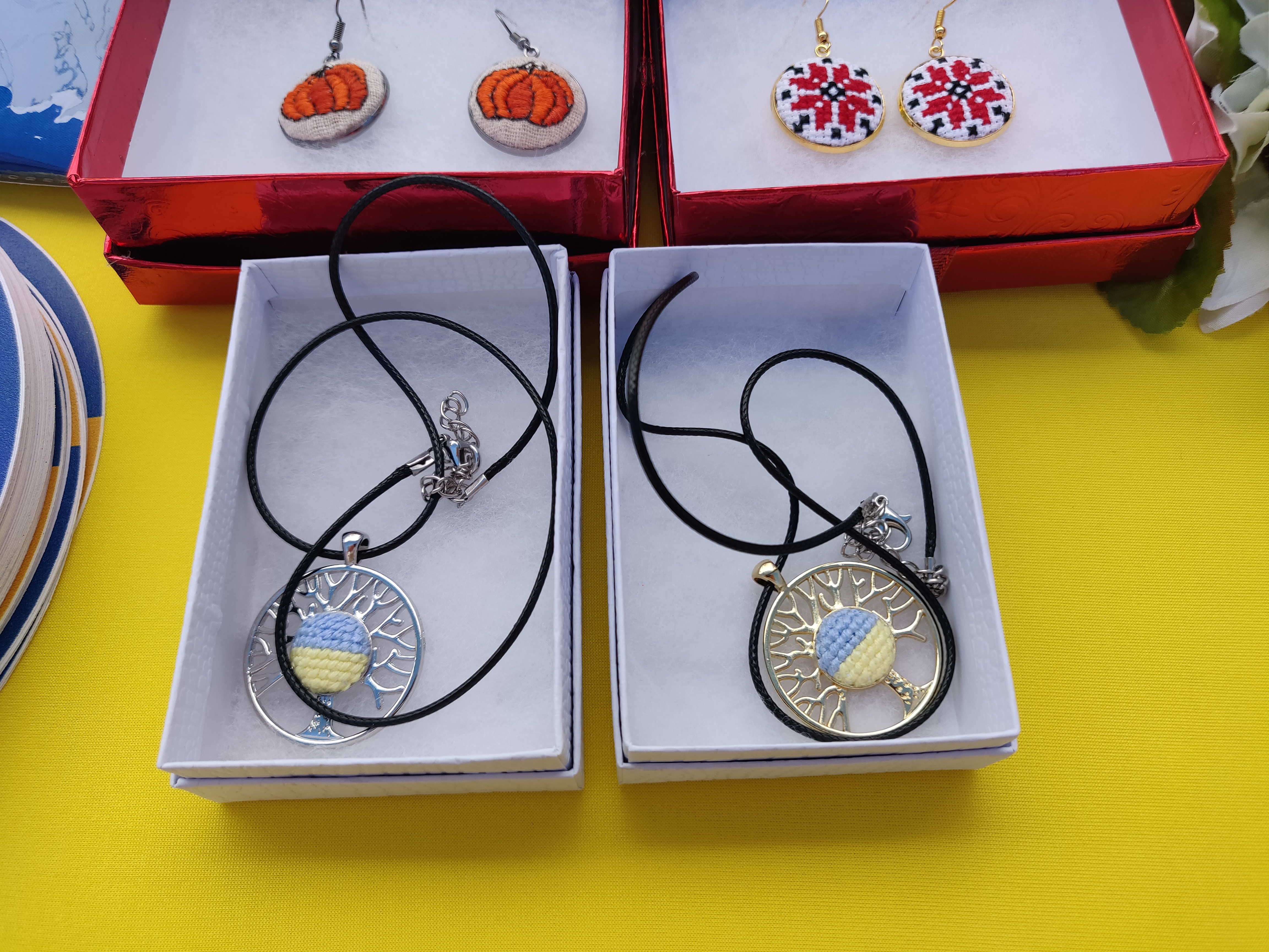 Neckless. UA flad